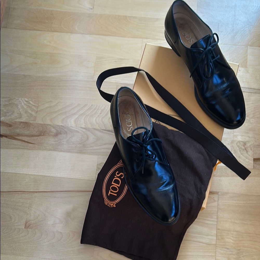 Tod's women’s Black Leather Oxford Loafers in a good condition. Rubber outsole.